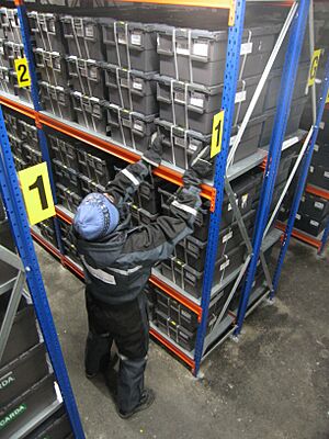 Archivo:Storage containers in Svalbard Global Seed Vault 01