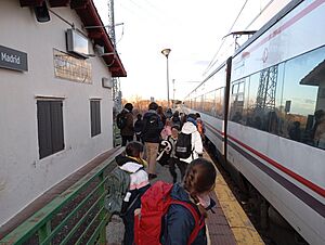 Archivo:Subiendo al tren en Ortigosa del Monte