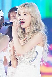 Archivo:Taeyeon at KBS Gayo Daechukje 2015 05