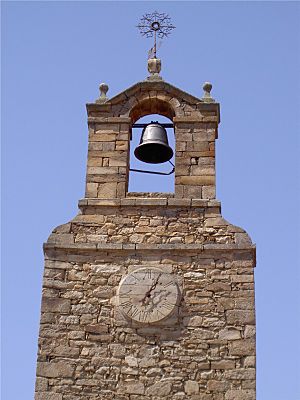 Archivo:Torre de Carrascosa - Espadaña y reloj