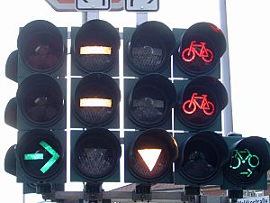 Archivo:Traffic Light German Complex With Bicycles