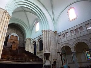 Archivo:Urkiola - Santuario, interior 13