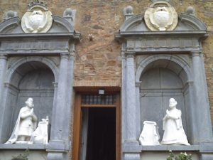 Archivo:Viso del Marqués (RPS 19-08-2012) Palacio del Marqués de Santa Cruz, esculturas orantes