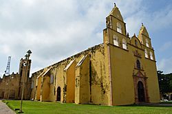Vista lateral de la iglesia en Oxkutzcab.jpg