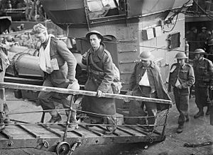 Archivo:Wounded British soldiers evacuated from Dunkirk make their way up the gangplank from a destroyer at Dover, 31 May 1940. H1623