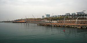 Archivo:Zona de banys (Diagonal Mar)