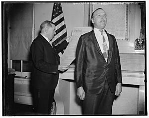 Archivo:Ability to recite from memory the constitution wins war veteran a job. Washington, D.C., Sept. 13. Harry E. Wilhelm, 43, a World War veteran and unemployed huckster of York, PA., won himself LCCN2016872329
