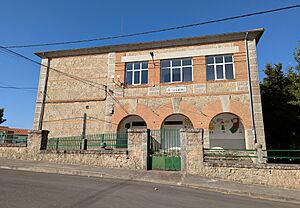 Archivo:Bañobárez, antiguas escuelas