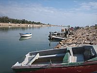 Archivo:Barcos de pescadores en la desembocadura del río Segura, en Guardamar