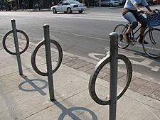Archivo:Bike path on College in Toronto