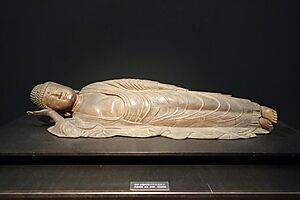 Archivo:Buddha in Nirvana (Death of Sakyamuni), Kamakura period, 13th century, wood - Tokyo National Museum - DSC05096