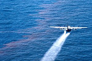 Archivo:C-130 support oil spill cleanup