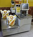 Caja autoservicio en un supermercado Simply de Madrid