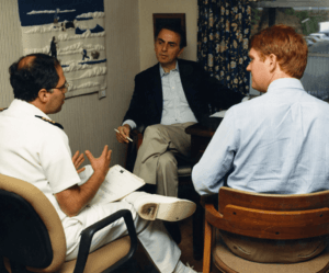 Archivo:Carl Sagan with two CDC employees