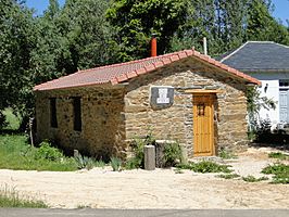Casa del Pueblo de Donillas - La Cepeda - panoramio.jpg