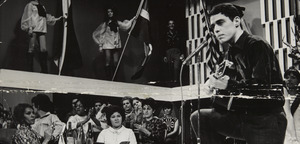 Archivo:Chico Buarque cantando na TV Rio