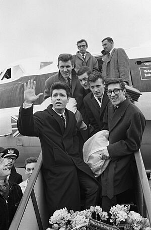Archivo:Cliff Richard aankomst met zijn Shadows, Bestanddeelnr 913-7397