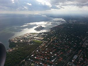 Archivo:Coconut-Grove-neighborhood of Miami-USA from window-plane