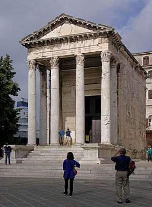 Archivo:Croatia Pula Temple of Roma and Augustus 2014-10-11 11-30-05
