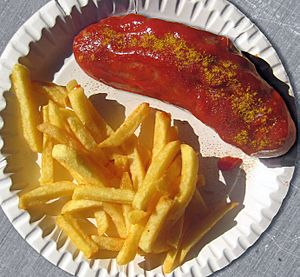 Archivo:Currywurst & Pommes frites