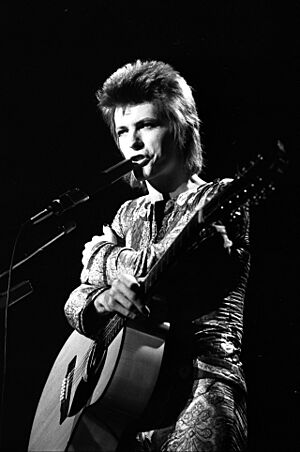 Archivo:David Bowie, as Ziggy Stardust, performing at the Santa Monica Civic Auditorium