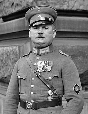 Archivo:Ernst Röhm (1887-1934) München, Germany (Weimar Republic) 1924 Hauptmann Bund Freikorps Epp uniform Iron cross etc 242-HF-0377 001 Unrestricted No known copyright (cropped)(2)