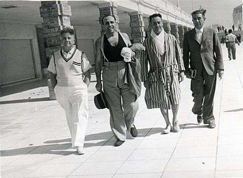 Federico Fernández de Castillejo junto a tres acompañantes en el paseo marítimo de Mar del Plata, Argentina.