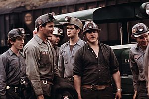 Archivo:GROUP OF MINERS WAITING TO GO TO WORK ON THE 4 P.M. TO MIDNIGHT SHIFT AT THE VIRGINIA-POCAHONTAS COAL COMPANY MINE ^4... - NARA - 556348