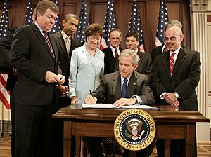 Archivo:George Bush signs the Federal Funding Accountability and Transparency Act of 2006