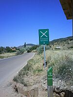 Archivo:Hitos de la ruta de Don Quijote cerca de la localidad de Bienservida (Albacete)