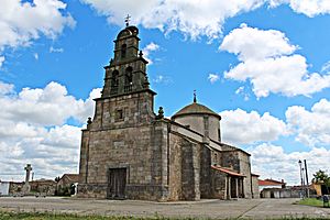 Archivo:Iglesia de Santa María de Sando en su vista frontal