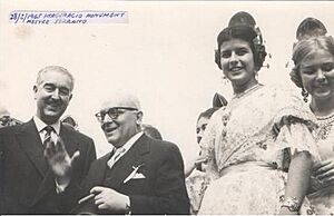 Archivo:Inauguración Monumento al maestro Serrano. 1965