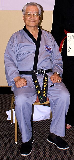 Archivo:Ji Han-Jae sitting