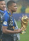 Archivo:Kylian Mbappé World Cup Trophy