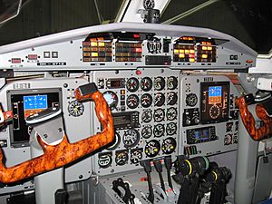 Archivo:L410 UVP-E20 Cockpit