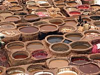 Archivo:Leather dyeing vats in Fes