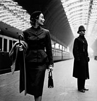 Lisa Fonssagrives at Paddington Station, London, 1951.jpg