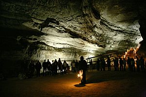 Archivo:Mammoth Cave tour