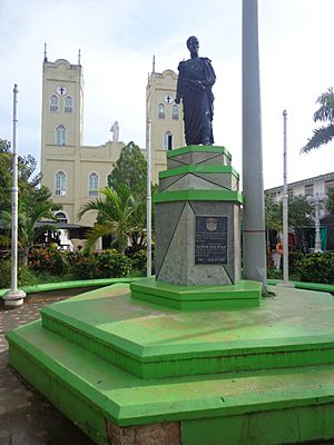 Archivo:Monumento en honor a Simon Bolivar