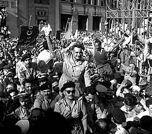 Archivo:Nasser and RCC members welcomed by Alexandria, 1954