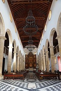 Archivo:Nave central Catedral Santa Catalina CTG 11 2019 1417
