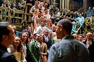 Archivo:Obama greets the cast and crew of Hamilton musical, 2015