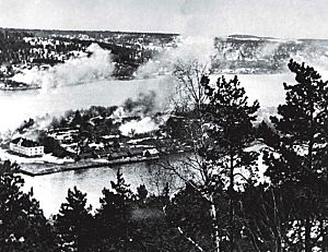 Archivo:Oscarsborg Fortress under air attack, 9 April, 1940