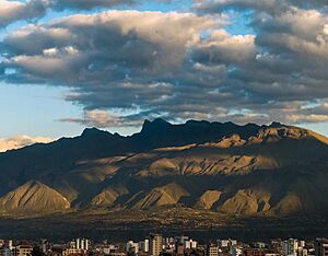 Archivo:Panorama urbano con el Cerro Tunari, Cochabamba