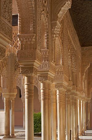 Archivo:Patio de los leones colonnes