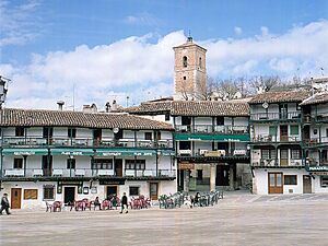 Archivo:Plaza Mayor con iglesia al fondo en Chinchón