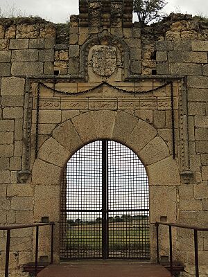 Archivo:Portada del castillo de San Silvestre