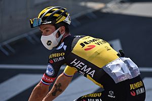 Archivo:Primoz Roglic abans de la sortida de la 5a etapa de La Vuelta 2021 a Tarancon