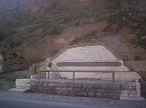 Archivo:Quebrada de Zonda-Las Ideas no se Matan-D.F.Sarmiento-Provincia de San Juan Argentina (EagLau-2008)