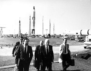 Archivo:Rogers Commission members arrive at Kennedy Space Center
